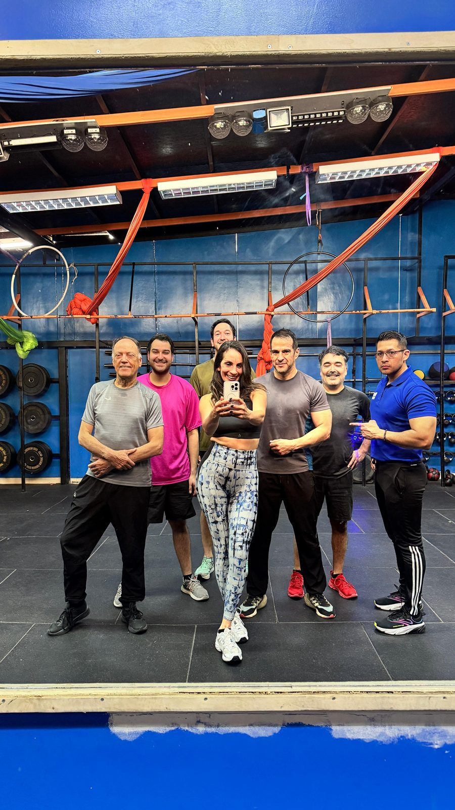 Sesión de entrenamiento grupal en el gimnasio
